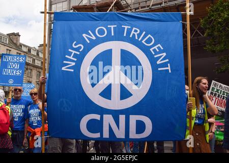 Londres, Royaume-Uni. 26 juin 2021. Les manifestants tiennent une bannière « NHS NOT Trident » pendant la manifestation sur Regent Street.plusieurs manifestations ont eu lieu dans la capitale, car pro-Palestine, Black Lives Matter, Kill the Bill, extinction Rebellion, Des manifestants anti-conservateurs et divers autres groupes ont défilé dans le centre de Londres. Crédit : SOPA Images Limited/Alamy Live News Banque D'Images