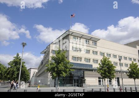 BERLIN/ALLEMAGNE le 04 juillet 2017. Les Américains survolent le bâtiment American Emassay le 4 juillet à Berlain Allemagne. (Photo.Francis Joseph Dean/Dea Banque D'Images