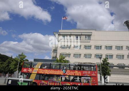 BERLIN/ALLEMAGNE le 04 juillet 2017. Les Américains survolent le bâtiment American Emassay le 4 juillet à Berlain Allemagne. (Photo.Francis Joseph Dean/Dea Banque D'Images