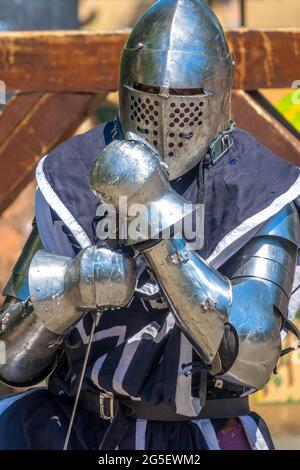 Jour d'été ensoleillé. Soldat médiéval avec épée en armure de fer Banque D'Images