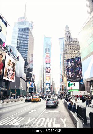 New York City, États-Unis - 2 novembre 2017 : vue de Manhattan sur la 7e Avenue. Image en tons Banque D'Images