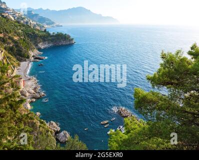 Vue panoramique sur la côte amalfitaine près de Conca dei Marini le matin, Campanie, Italie Banque D'Images