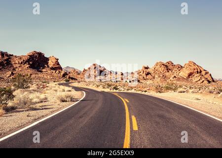 Route sinueuse à travers le paysage du désert. White Domes Road (Mouse’s Tank Road) près du parc national Valley of Fire, Nevada, États-Unis. Image en tons Banque D'Images