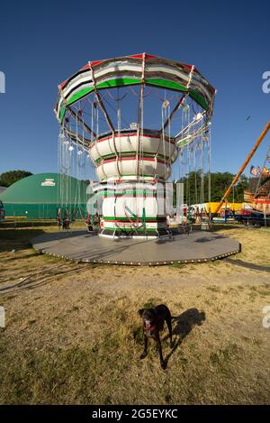 Attraction de balancement de chaise libre (avec chien) dans un parc d'attractions dans le nord de l'Italie Banque D'Images