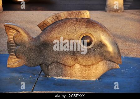 Statue de poisson nemo en marbre de pierre sur le sol à la statue de marlin d'espadon zone Kota Kinabalu front de mer pour les personnes malaisiennes et les voyageurs étrangers Voyage visite Banque D'Images