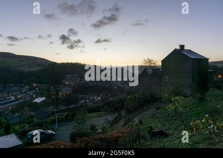 Tôt le matin à l'aube vue d'hiver sur le pont Hebden prise de Heptonstall Road, Calfoot, West Yorkshire, Angleterre Banque D'Images