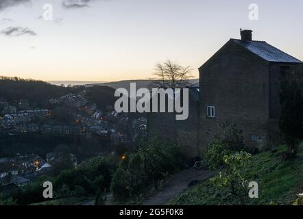 Tôt le matin à l'aube vue d'hiver sur le pont Hebden prise de Heptonstall Road, Calfoot, West Yorkshire, Angleterre Banque D'Images