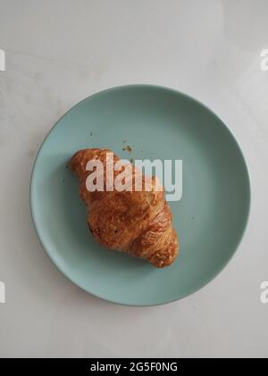 croissant sur un bol de couleur salade Banque D'Images