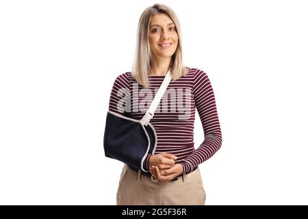 Jeune femme avec un bras cassé portant une attelle de bras souriant à la caméra isolée sur fond blanc Banque D'Images
