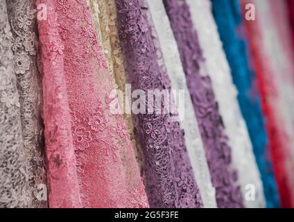 Rouleaux de tissu coloré de dentelle dans l'industrie textile de boutique.rouleaux de tissu coloré Banque D'Images