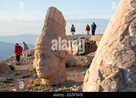 Adiyaman,Turquie - 06-29-2010: Montagne Nemrut, Adiyaman, Turquie.les touristes locaux et étrangers regardent le soleil se lever et vont à la pente de montagne pour voir le Banque D'Images