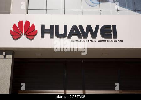 Bishkek , Kirghizistan 27 juin 2021 : logo Huawei sur la façade moderne du bâtiment. Huawei est une multinationale chinoise de réseaux et de télécommunications Banque D'Images