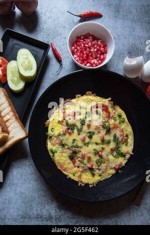 Petit déjeuner sain produits alimentaires frittata servis avec des condiments. Vue de dessus. Banque D'Images