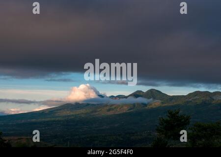 PAPANDAYAN DARI IBUN KAMOJANG Kawah Gunung Papandayan (2.665 m) dilihat dari Ibun, Kamojang, Garut. Komplek gunung stratovolcan ini termasuk kelas A, Banque D'Images