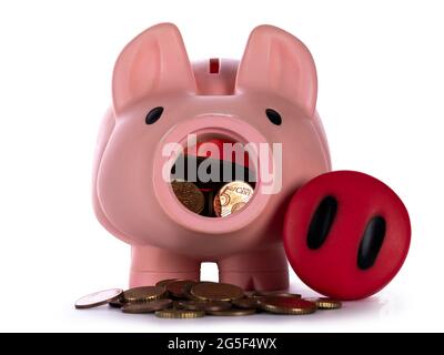 Cochon de banque rose, debout du nez à l'avant. Ouvert. Pièces en euros visiblin à l'intérieur et à l'avant de la piggy. Isolé sur un fond blanc. Banque D'Images