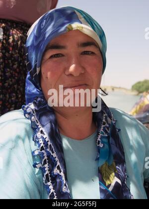 Portrait d'une femme en Turquie avec un foulard traditionnel dans un marché de village d'Anatolie centrale Banque D'Images