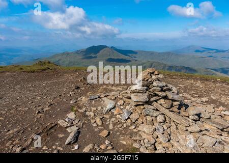 Le sommet de la montagne munro de Meall Corranaich, qui fait partie de la chaîne Ben Lawers en Écosse. La crête de Tarmachan est visible à gauche Banque D'Images