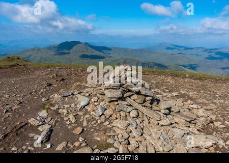 Le sommet de la montagne munro de Meall Corranaich, qui fait partie de la chaîne Ben Lawers en Écosse. La crête de Tarmachan est visible à gauche Banque D'Images