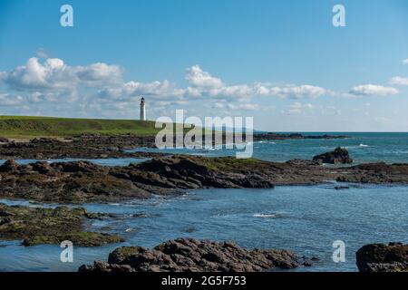 Le phare de la pointe rocheuse de Scurdie Ness, Ferryden près de Montrose, Écosse Banque D'Images