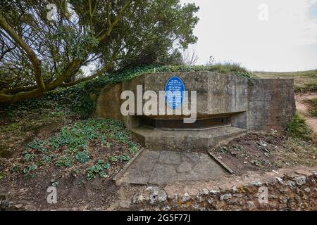 Un pilbox à flanc de falaise, faisant partie des défenses côtières de la Seconde Guerre mondiale, préservé à Sidmouth, dans le Devon est, dans le sud-ouest de l'Angleterre sur le South West Coast Path Banque D'Images