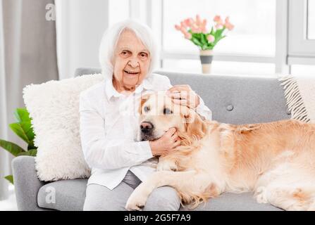 Femme de tête avec chien de retriever d'or Banque D'Images