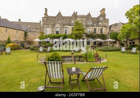 Le jardin arrière et la façade de l'hôtel Close à Tetbury, une ville historique de laine dans les Cotswolds à Gloucestershire, au sud-ouest de l'Angleterre, par une journée humide Banque D'Images