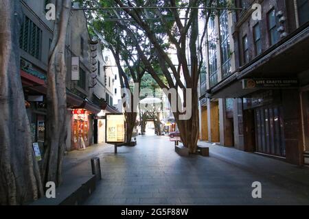 Sydney, Australie. 27 juin 2021. Les ordonnances de séjour à domicile s'appliquent au grand Sydney après une éclosion de Covid-19 (coronavirus). Le verrouillage de deux semaines avec commandes de séjour à la maison durera jusqu'à minuit, le vendredi 9 juillet. Photo : la rue Dixon, au cœur du quartier chinois de Sydney, est presque déserte. Credit: Richard Milnes/Alamy Live News Banque D'Images