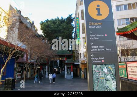 Sydney, Australie. 27 juin 2021. Les ordonnances de séjour à domicile s'appliquent au grand Sydney après une éclosion de Covid-19 (coronavirus). Le verrouillage de deux semaines avec commandes de séjour à la maison durera jusqu'à minuit, le vendredi 9 juillet. Photo : la rue Dixon, au cœur du quartier chinois de Sydney, est presque déserte. Credit: Richard Milnes/Alamy Live News Banque D'Images