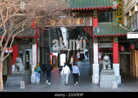 Sydney, Australie. 27 juin 2021. Les ordonnances de séjour à domicile s'appliquent au grand Sydney après une éclosion de Covid-19 (coronavirus). Le verrouillage de deux semaines avec commandes de séjour à la maison durera jusqu'à minuit, le vendredi 9 juillet. Photo : la rue Dixon, au cœur du quartier chinois de Sydney, est presque déserte. Credit: Richard Milnes/Alamy Live News Banque D'Images