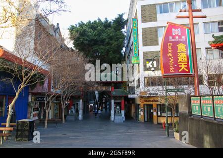 Sydney, Australie. 27 juin 2021. Les ordonnances de séjour à domicile s'appliquent au grand Sydney après une éclosion de Covid-19 (coronavirus). Le verrouillage de deux semaines avec commandes de séjour à la maison durera jusqu'à minuit, le vendredi 9 juillet. Photo : la rue Dixon, au cœur du quartier chinois de Sydney, est presque déserte. Credit: Richard Milnes/Alamy Live News Banque D'Images