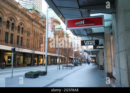 Sydney, Australie. 27 juin 2021. Les ordonnances de séjour à domicile s'appliquent au grand Sydney après une éclosion de Covid-19 (coronavirus). Le verrouillage de deux semaines avec commandes de séjour à la maison durera jusqu'à minuit, le vendredi 9 juillet. Photo : George Street semble déserte. Credit: Richard Milnes/Alamy Live News Banque D'Images