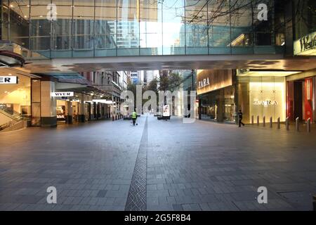 Sydney, Australie. 27 juin 2021. Les ordonnances de séjour à domicile s'appliquent au grand Sydney après une éclosion de Covid-19 (coronavirus). Le verrouillage de deux semaines avec commandes de séjour à la maison durera jusqu'à minuit, le vendredi 9 juillet. Photo : le centre commercial Pitt Street, généralement très animé, a l'air déserté. Credit: Richard Milnes/Alamy Live News Banque D'Images