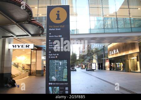 Sydney, Australie. 27 juin 2021. Les ordonnances de séjour à domicile s'appliquent au grand Sydney après une éclosion de Covid-19 (coronavirus). Le verrouillage de deux semaines avec commandes de séjour à la maison durera jusqu'à minuit, le vendredi 9 juillet. Photo : le centre commercial Pitt Street, généralement très animé, a l'air déserté. Credit: Richard Milnes/Alamy Live News Banque D'Images