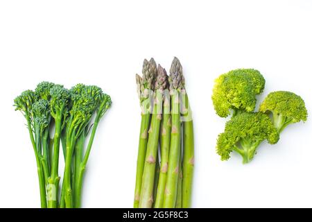 Broccolini cru à la rangée sur fond blanc Banque D'Images