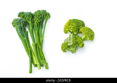 Broccolini cru à la rangée sur fond blanc Banque D'Images