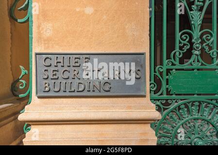 L'entrée de Phillip Street à l'ancien bâtiment du secrétaire en chef qui fait également face à Macquarie St dans le centre de Sydney, en Australie, a été construite en 1873-1893 Banque D'Images