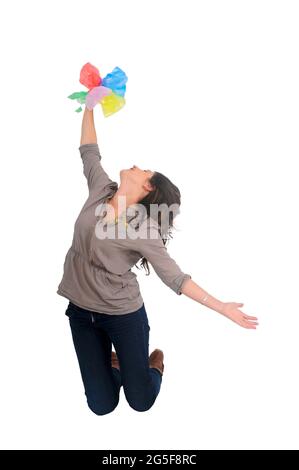 Concept zéro déchet - jeune femme réutilise des sacs en plastique utilisés dans des fleurs studio tourné sur fond blanc Banque D'Images