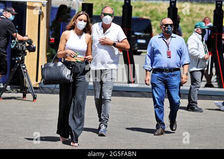 Spielberg, Autriche. 27 juin 2021. Gerhard Berger (AUT) et le prince héritier Shaikh Salman bin ISA Hamad Al Khalifa (BRN). Grand Prix Steiermark, dimanche 27 juin 2021. Spielberg, Autriche. Crédit : James Moy/Alay Live News Banque D'Images