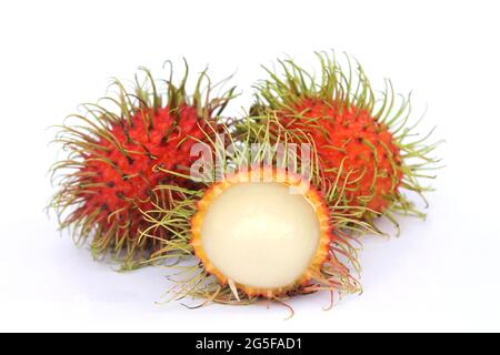 Délicieux rambutan de fruits doux isolé sur fond blanc, le rambutan pelé révèle la pulpe de fruits blancs à l'intérieur. Banque D'Images