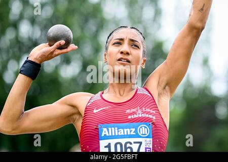 L'athlète belge Nafissatou 'Nafi' Thiam photographié en action lors de l'épreuve de tir lors des championnats d'athlétisme belges, dimanche 27 juin 2021 à BR Banque D'Images