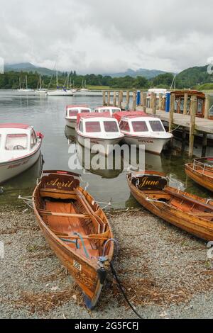 Location de bateaux à rames et de bateaux à moteur sur le shote du lac Windermere à Ambleside. Banque D'Images