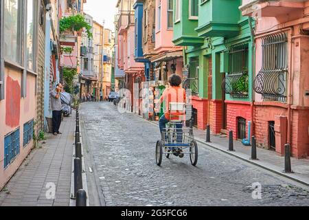 Homme sur tricycle dans le quartier juif d'Istanbul. Banque D'Images