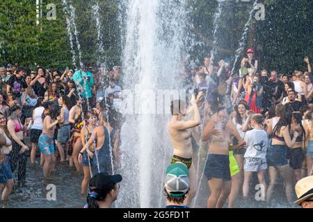 Les participants célèbrent la fête à la fontaine du parc Washington Square à la fin de la marche à New York. Des milliers de personnes défilent pendant la 29e marche annuelle de la digue de New York. La Marche du Dyke, qui s'appelle une manifestation de mars, plutôt qu'une parade, est une 'démonstration de notre droit de protestation du premier amendement' selon leur site Internet. En raison de la pandémie du coronavirus, la marche a eu lieu pratiquement en 2020. La marche de cette année a commencé à Bryant Park et s'est terminée à Washington Square Park. (Photo par Ron Adar/SOPA Images/Sipa USA) Banque D'Images