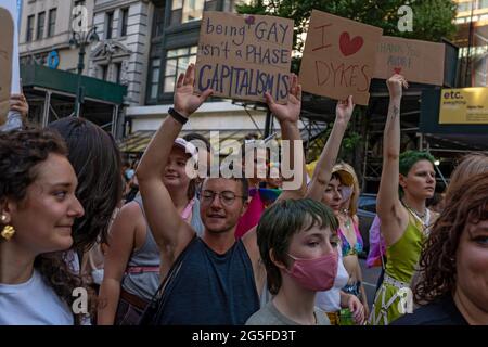 Les participants tiennent des panneaux pendant la marche à New York. Des milliers de personnes défilent pendant la 29e marche annuelle de la Dyke à New York. La Marche du Dyke, qui s'appelle une manifestation de mars, plutôt qu'une parade, est une 'démonstration de notre droit de protestation du premier amendement' selon leur site Internet. En raison de la pandémie du coronavirus, la marche a eu lieu pratiquement en 2020. La marche de cette année a commencé à Bryant Park et s'est terminée à Washington Square Park. (Photo par Ron Adar / SOPA Images / Sipa USA) Banque D'Images