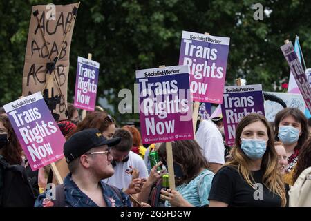 Londres, Royaume-Uni. 26 juin 2021. Des milliers de personnes se rassemblent pour participer à une marche de la London Trans+ Pride. Crédit : Mark Kerrison/Alamy Banque D'Images