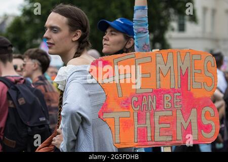 Londres, Royaume-Uni. 26 juin 2021. Des milliers de personnes se rassemblent pour participer à une marche de la London Trans+ Pride. Crédit : Mark Kerrison/Alamy Banque D'Images