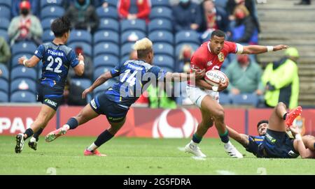 BT Murrayfield .Edinburgh.Scotland Royaume-Uni. 26 juin-21 Lions britanniques et irlandais contre le Japon en photo au cours du match les Lions britanniques et irlandais Anthony Watson élude Kotaro Matsushima Japan Tackle . Crédit : eric mccowat/Alay Live News Banque D'Images