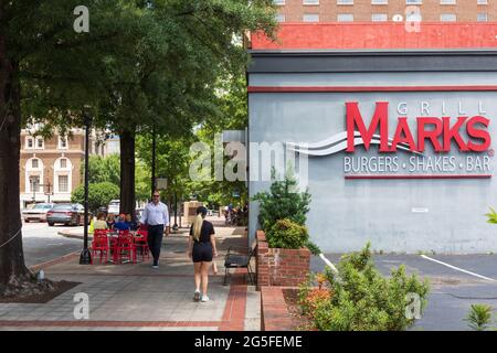 GREENVILLE, Caroline du Sud, USA-23 JUIN 2021 : Mark's Grill, sur main Street, avec des convives à la table du trottoir, des passants sur le trottoir. Banque D'Images