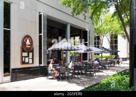 GREENVILLE, SC, USA-23 JUIN 2021 : pub de plongée nez, où les clients peuvent se présenter aux tables de trottoir. Banque D'Images