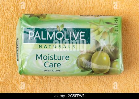 Barre de savon palmolive sur une serviette de bain, produit d'hygiène personnelle Banque D'Images